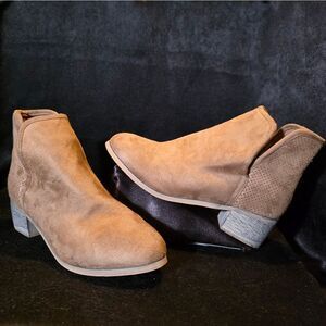 Seven7 Suede Tan Ankle Booties Womens Size 8